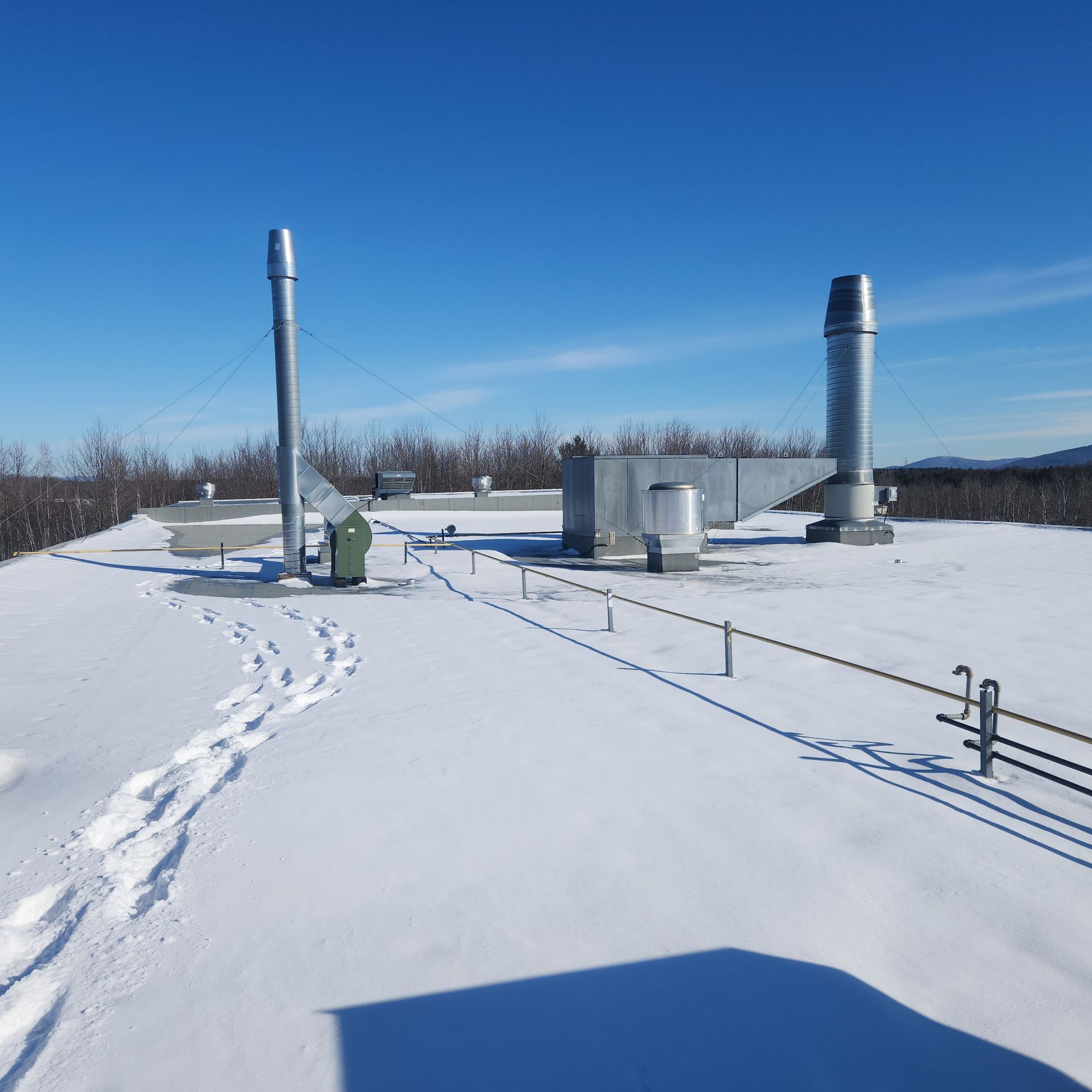 Le toit d'un immeuble est couvert de neige