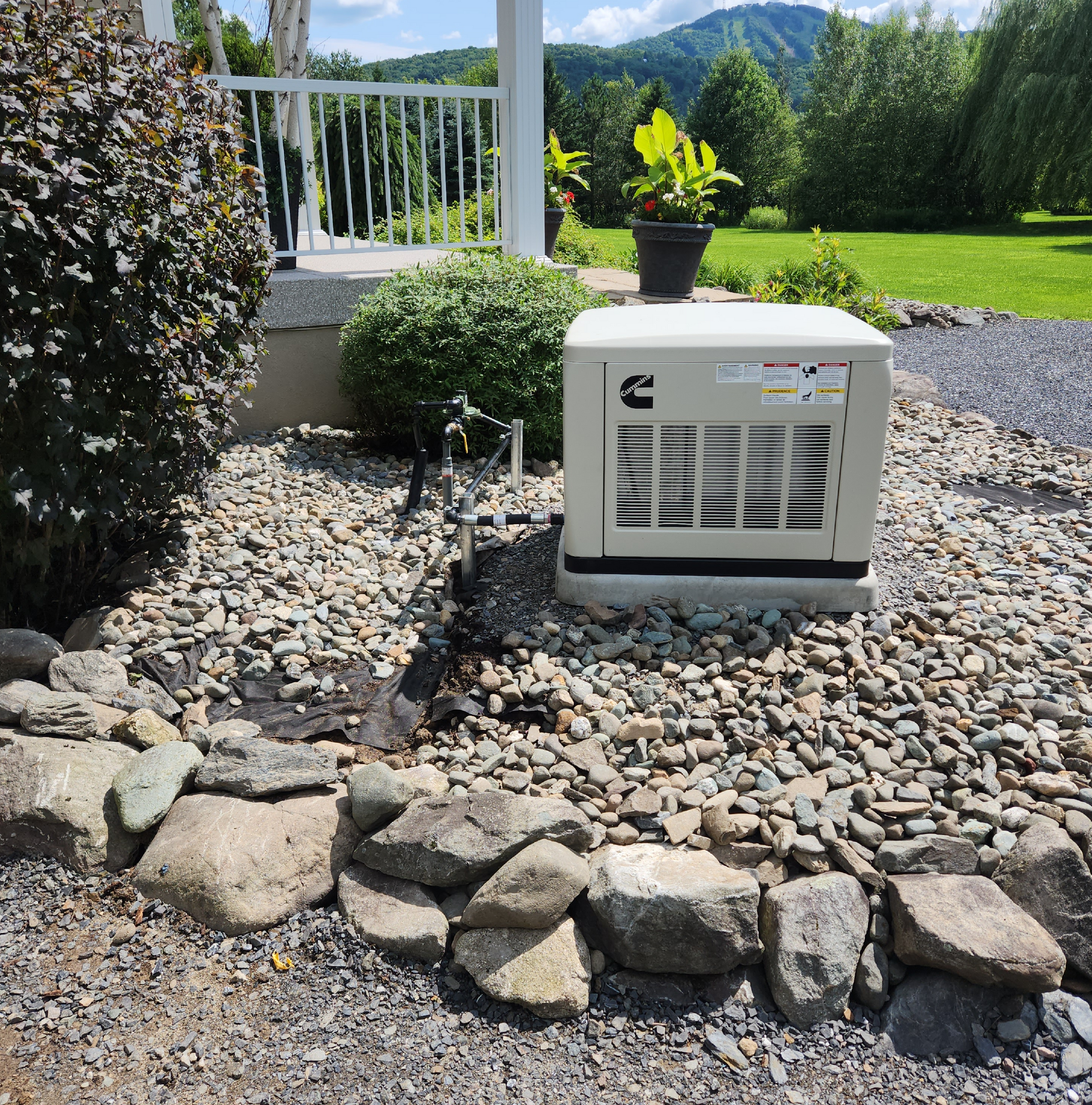 Un générateur Cummins se trouve dans une zone rocheuse