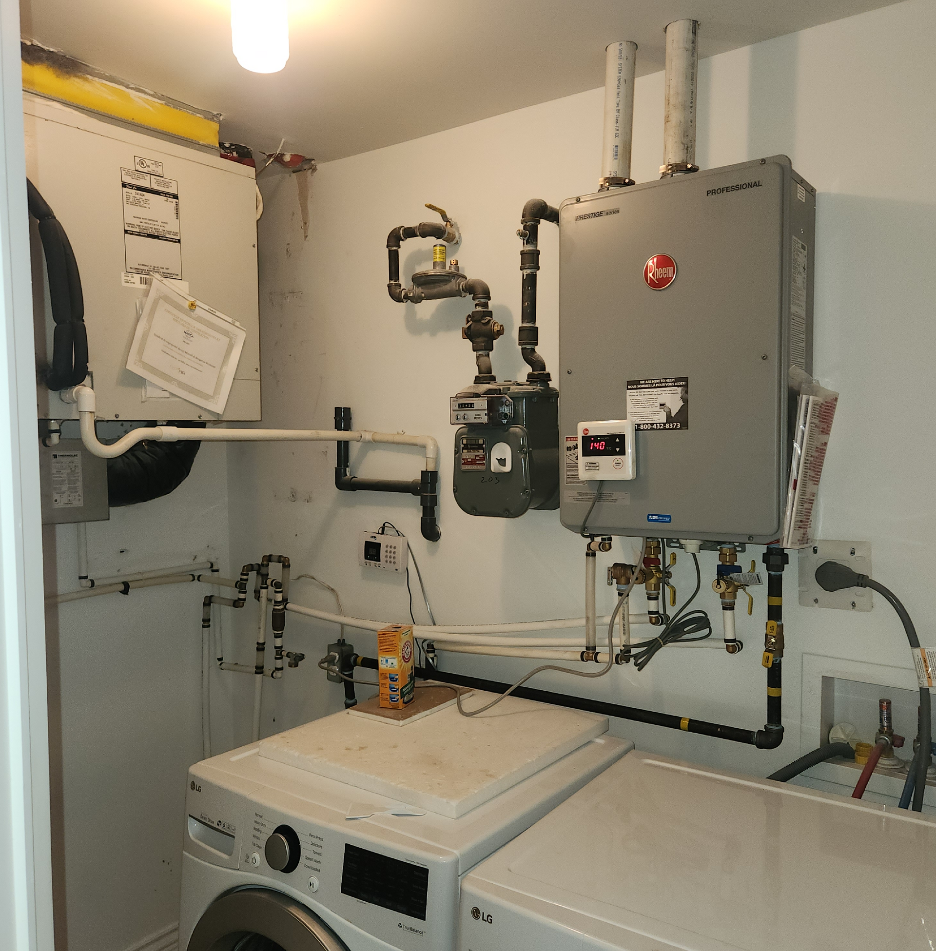 Une buanderie avec lave-linge et sèche-linge