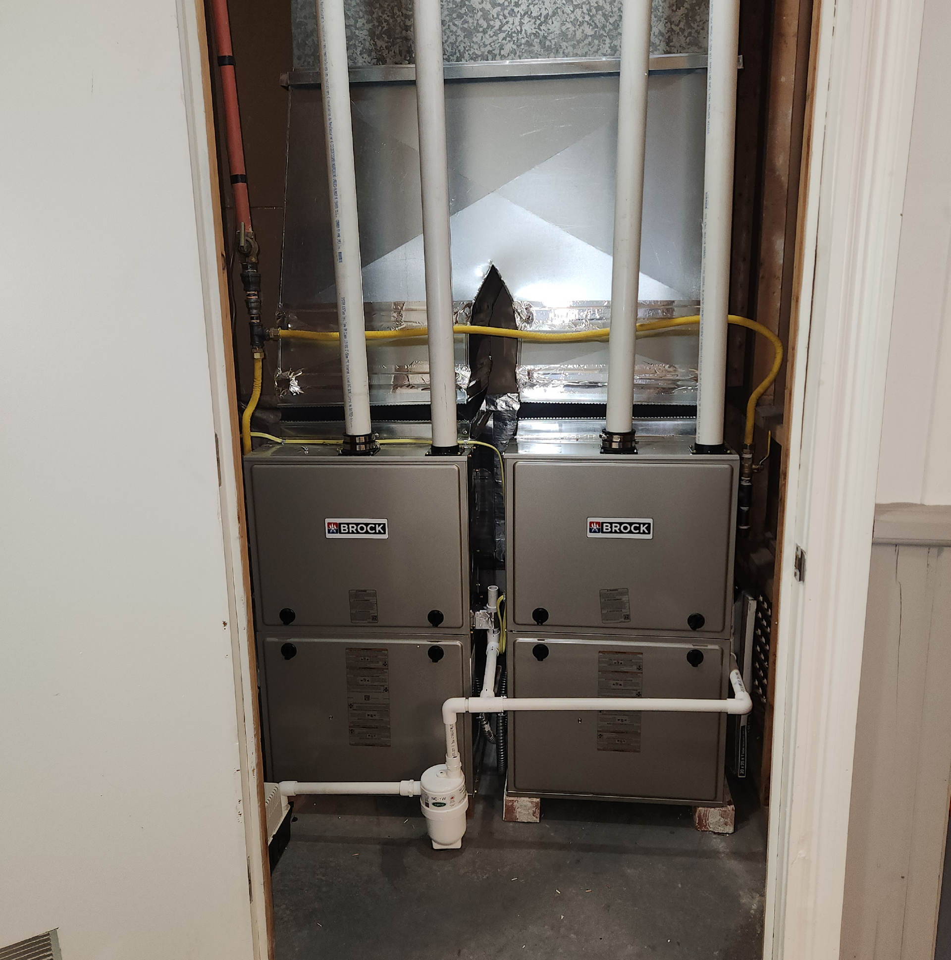 Deux climatiseurs sont installés dans un placard derrière une porte