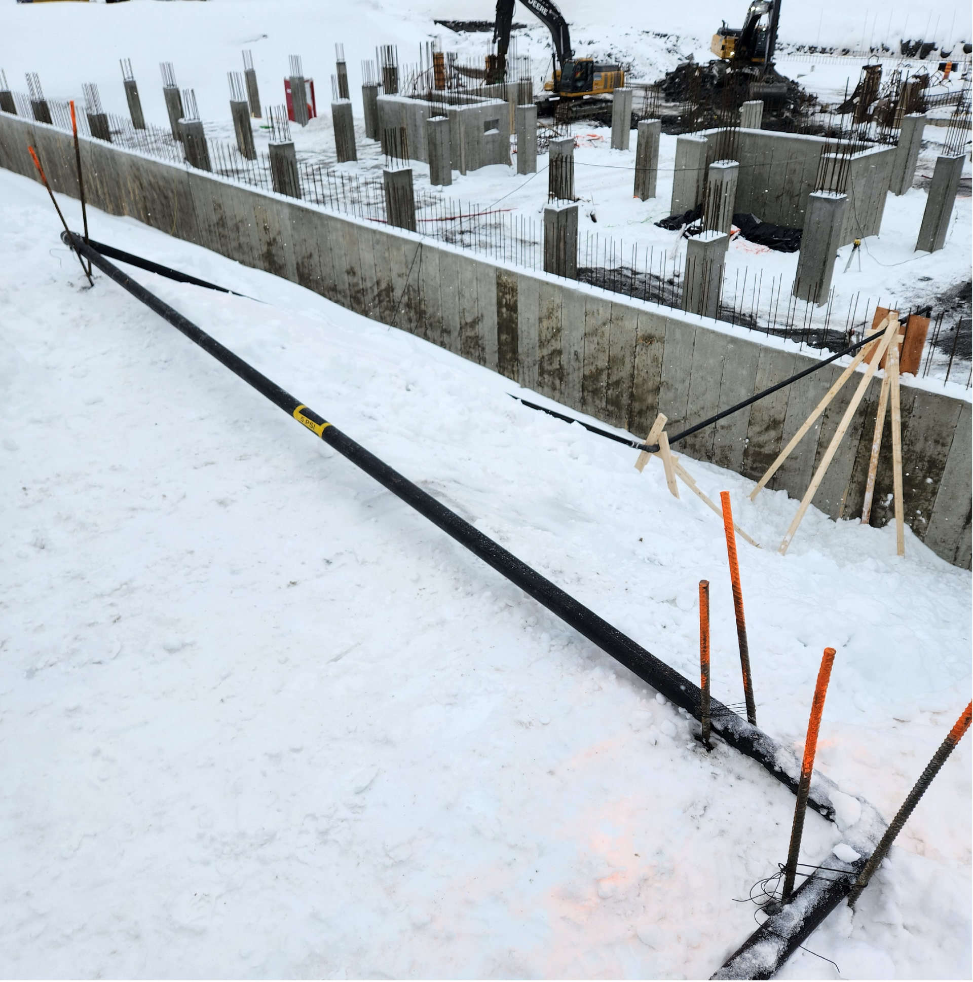 Un mur de béton est en construction dans la neige