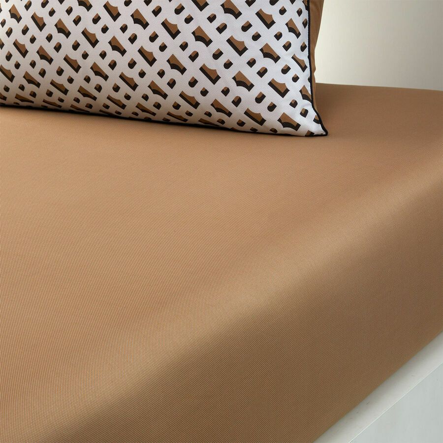 Un lit avec un oreiller dessus