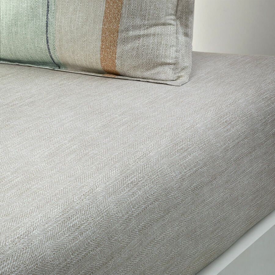 Un gros plan d'un canapé avec un oreiller dessus