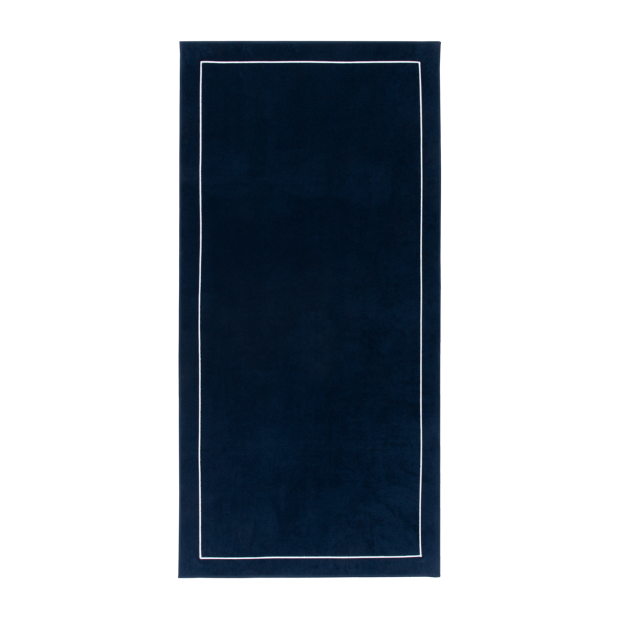 Une serviette rectangulaire unie bleu marine foncé avec une fine bordure rectangulaire blanche.