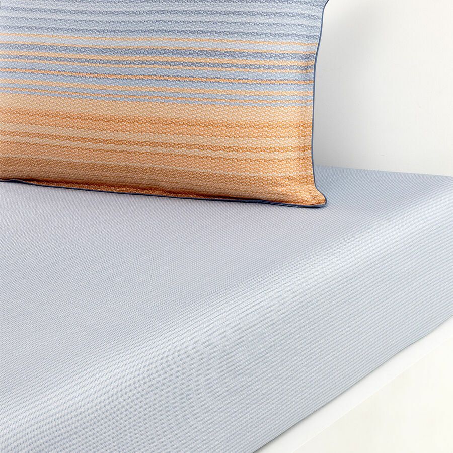 Un gros plan d'un lit avec un oreiller dessus.