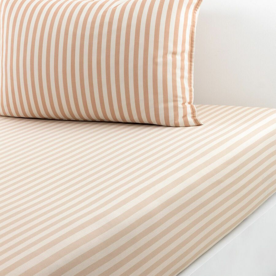 Ensemble de literie rayé beige et blanc : drap-housse et taie d’oreiller.