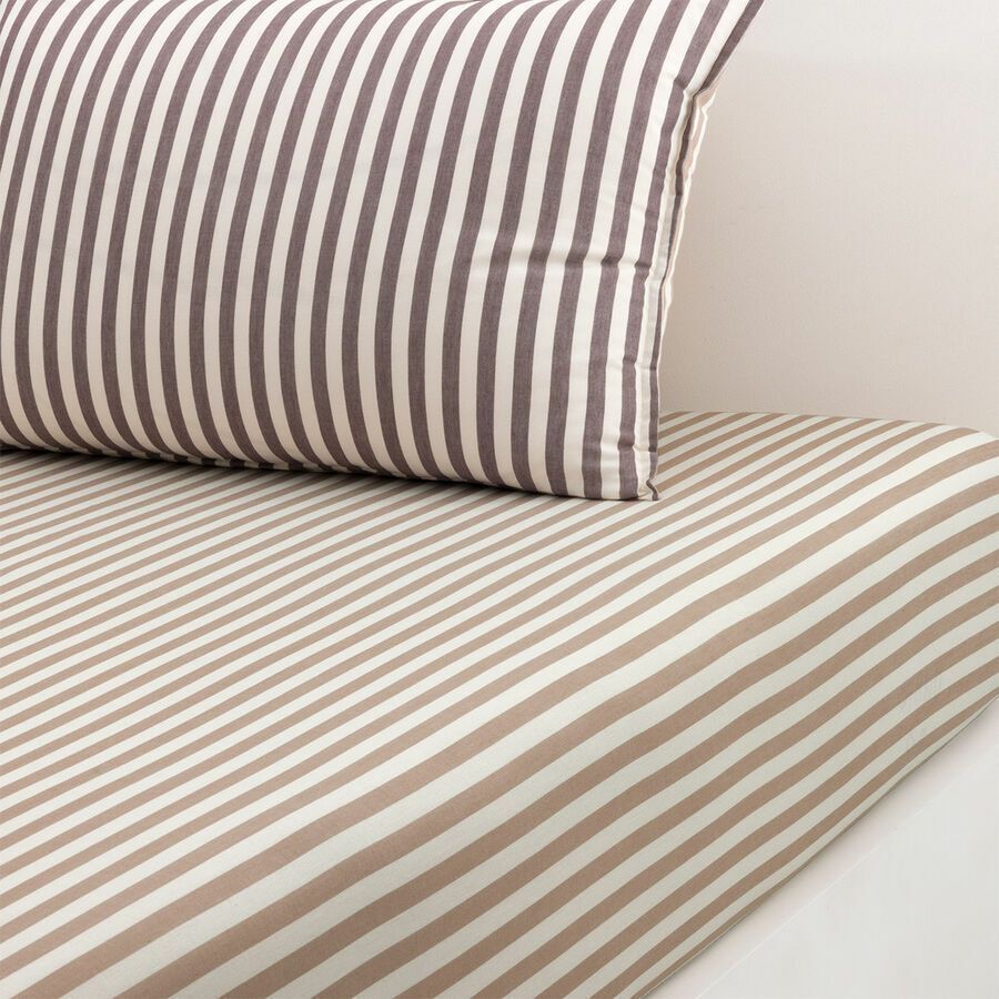 Draps et oreiller à rayures taupe et blanches.