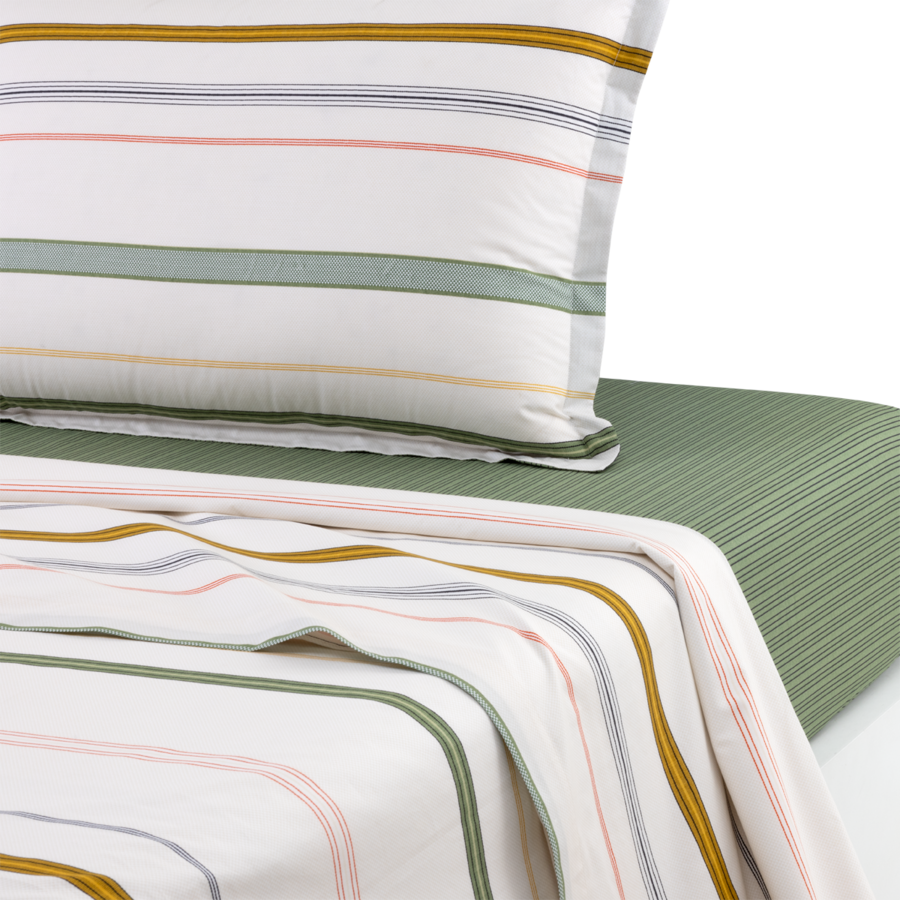 Taie d'oreiller et drap-housse blancs à rayures fines, de couleur moutarde, vert sauge et rouge pâle, sur fond vert.