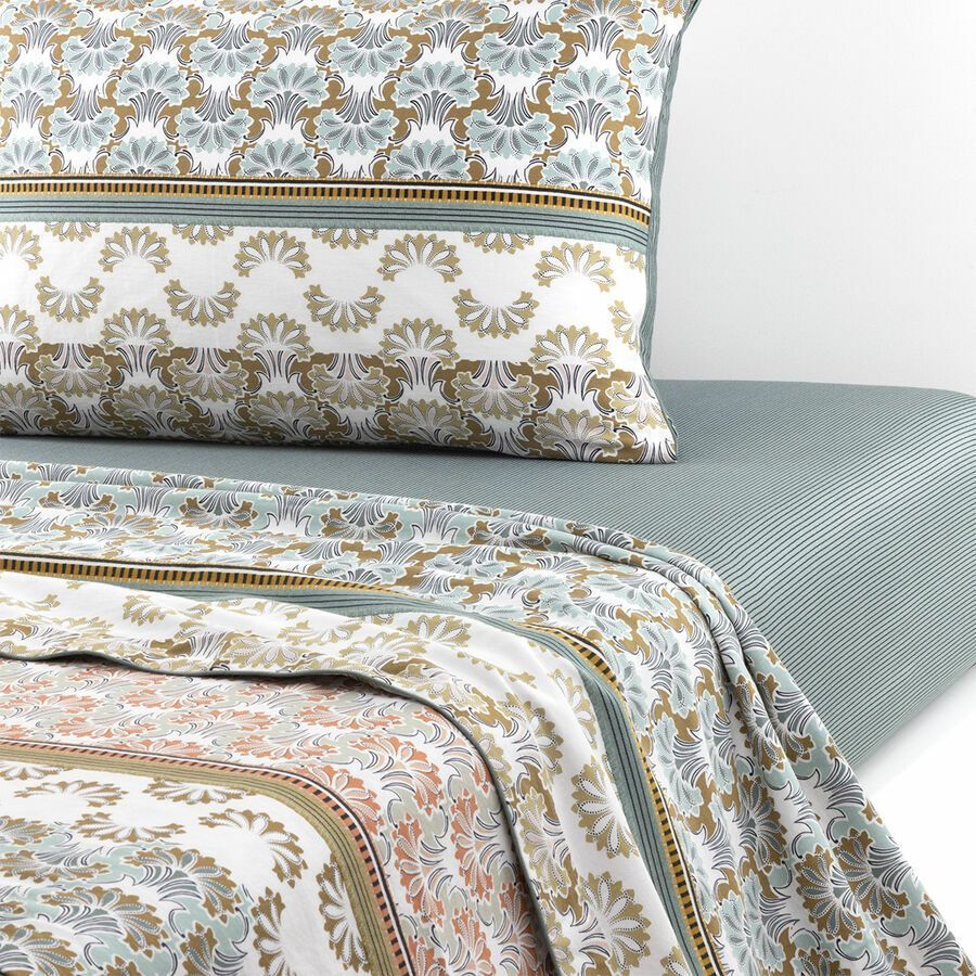 Ensemble de literie avec housse de couette et oreiller à motifs, drap-housse bleu clair.