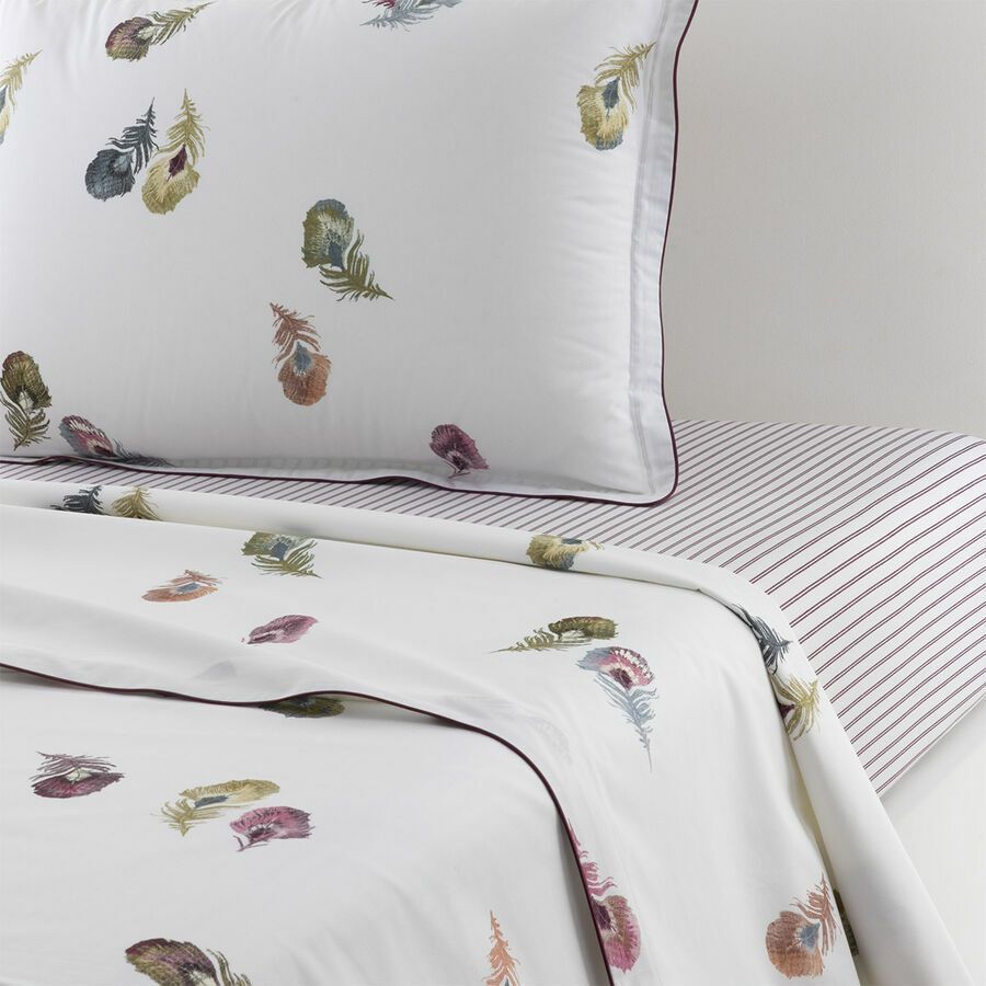 Draps blancs à motifs de plumes colorées et bordure violette.