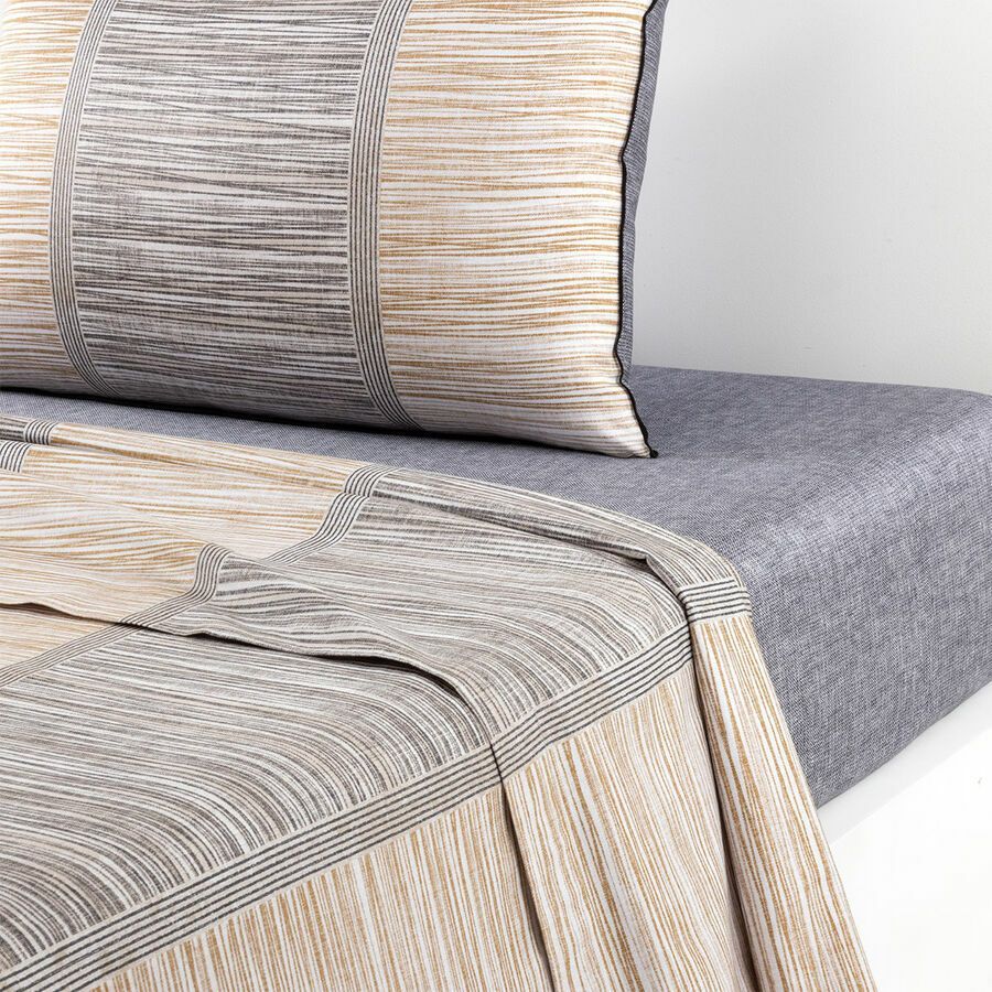 Un lit avec une couverture et des oreillers dessus