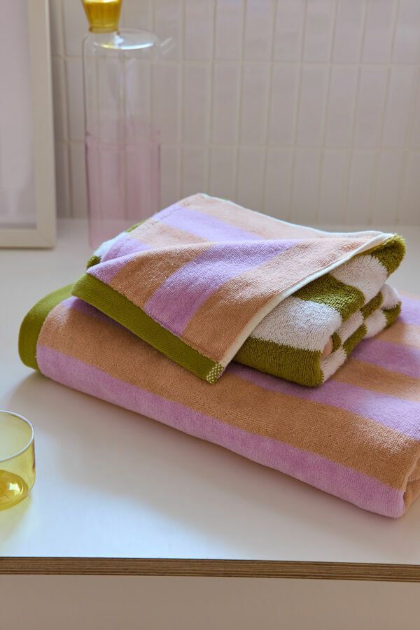 Deux serviettes rayées sont empilées l'une sur l'autre sur une table.