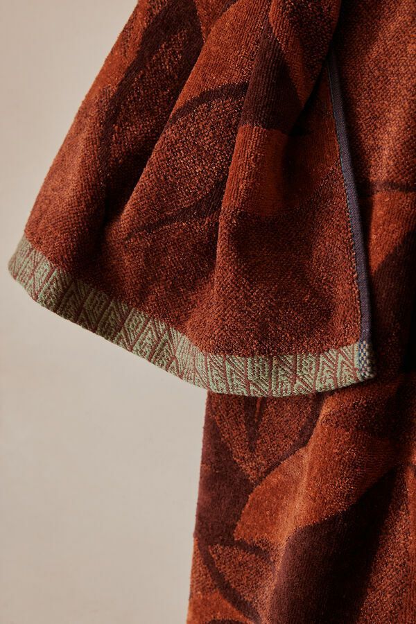 Un gros plan d'une serviette marron avec un motif dessus.