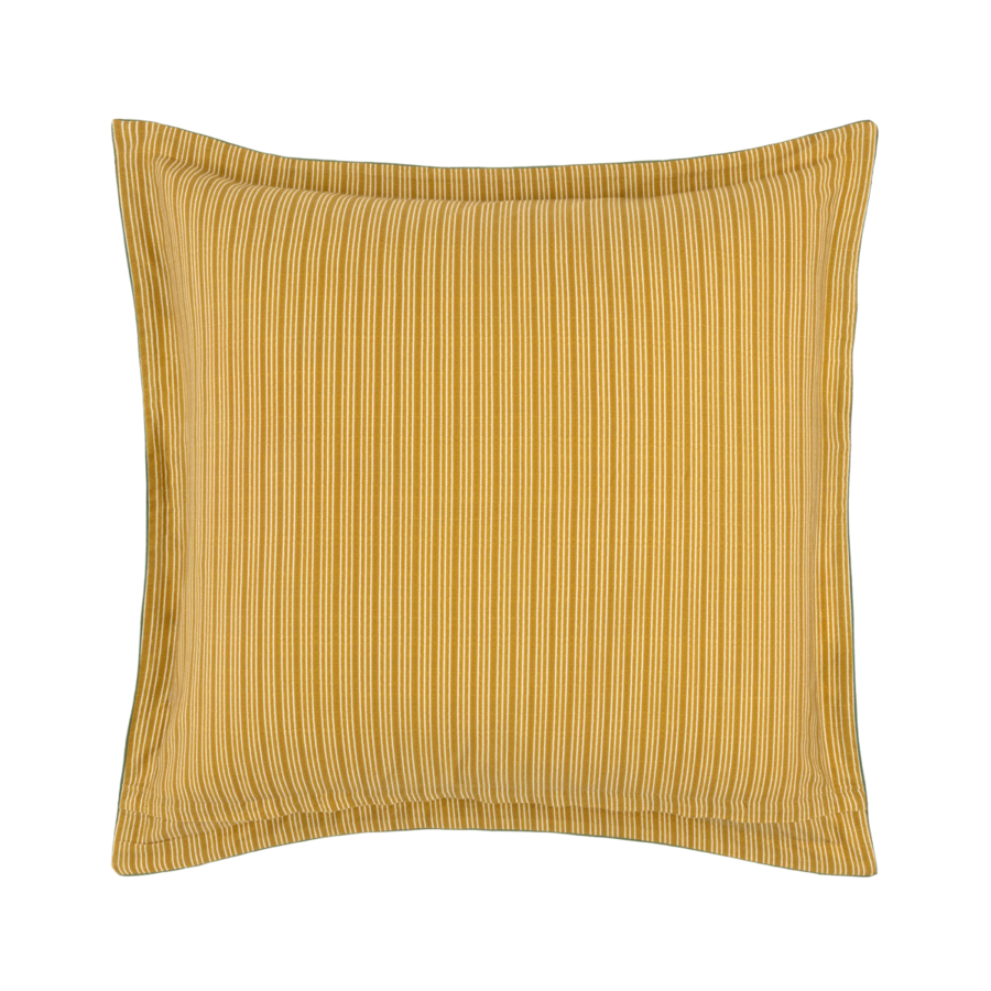 Un coussin décoratif carré, jaune doré, présentant une texture plissée verticale et une bordure à volant assortie.