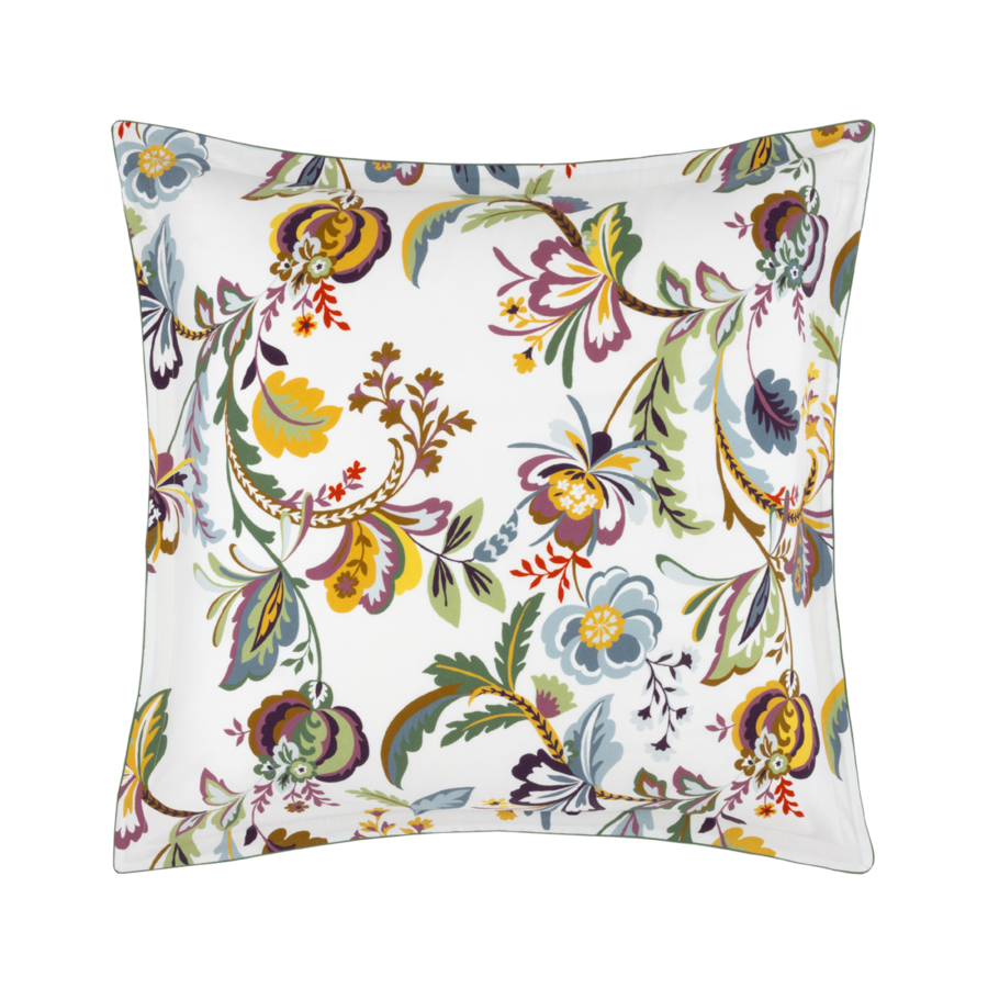 Un coussin carré décoratif orné d'un motif floral et de feuilles multicolore et éclatant sur fond blanc.