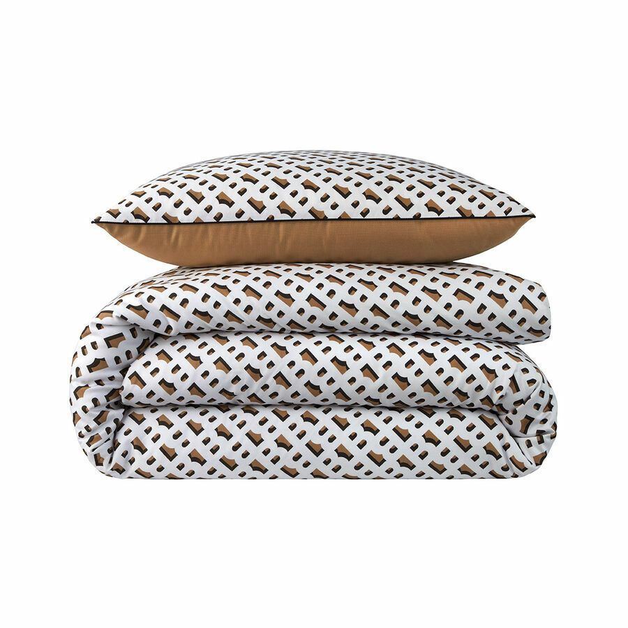 Une housse de couette et deux oreillers sont empilés l'un sur l'autre