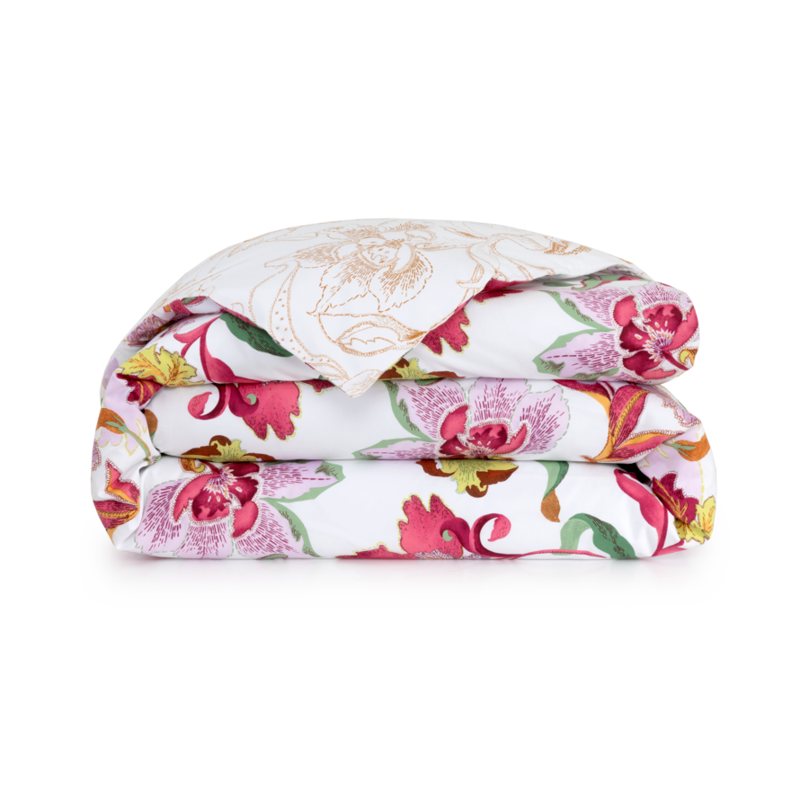 Une couverture avec des fleurs dessus est empilée les unes sur les autres