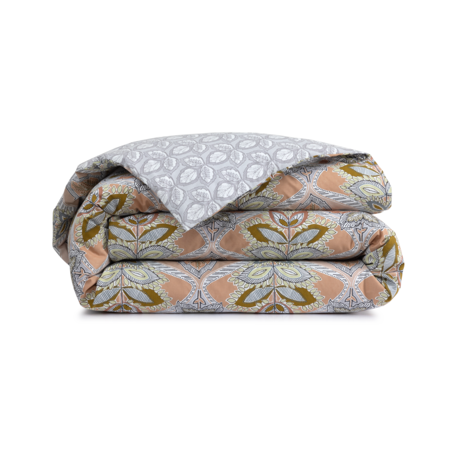 Couette pliée à motifs floraux roses, verts et gris.