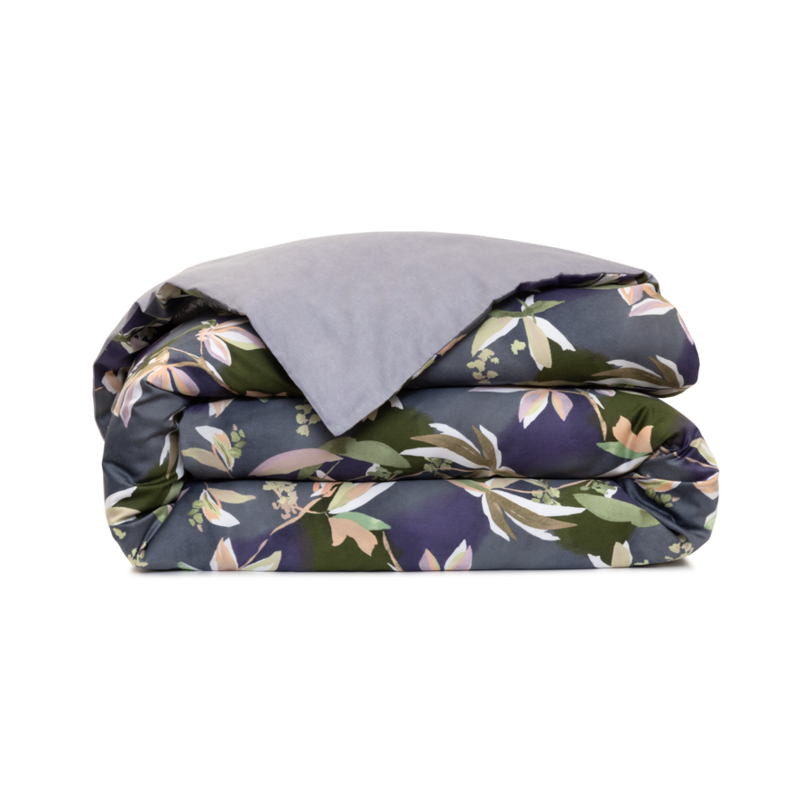 Couette pliée à motif floral, dessus gris et dessous bleu marine.