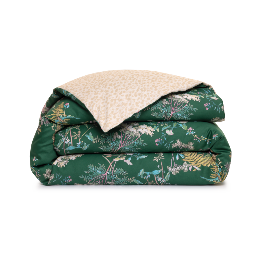 Couette pliée à motifs verts et beiges.