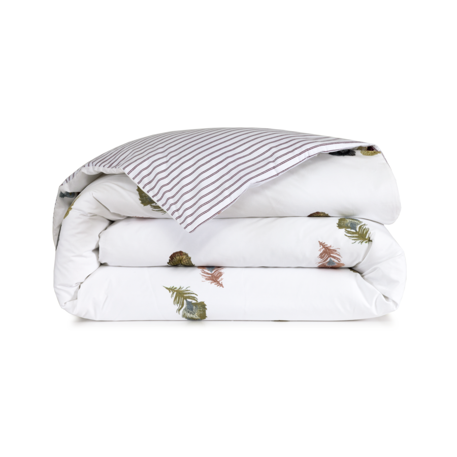 Couette blanche pliée à motif de feuilles et à rayures au verso.