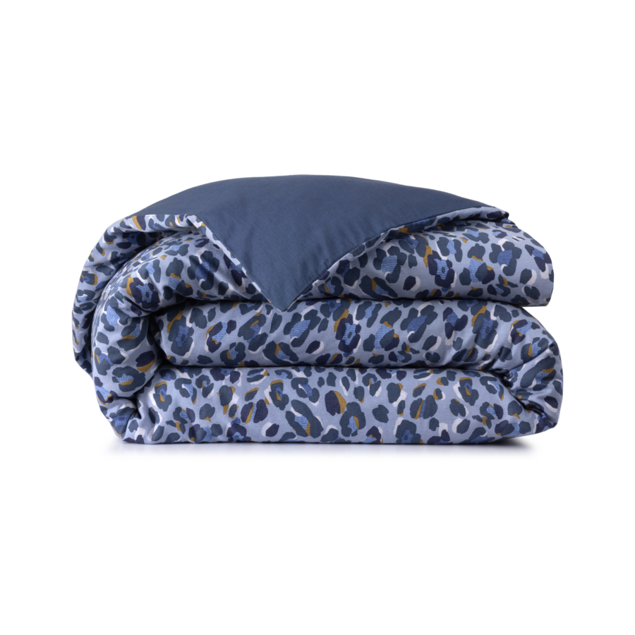 Couette pliée à imprimé léopard bleu avec revers bleu uni.