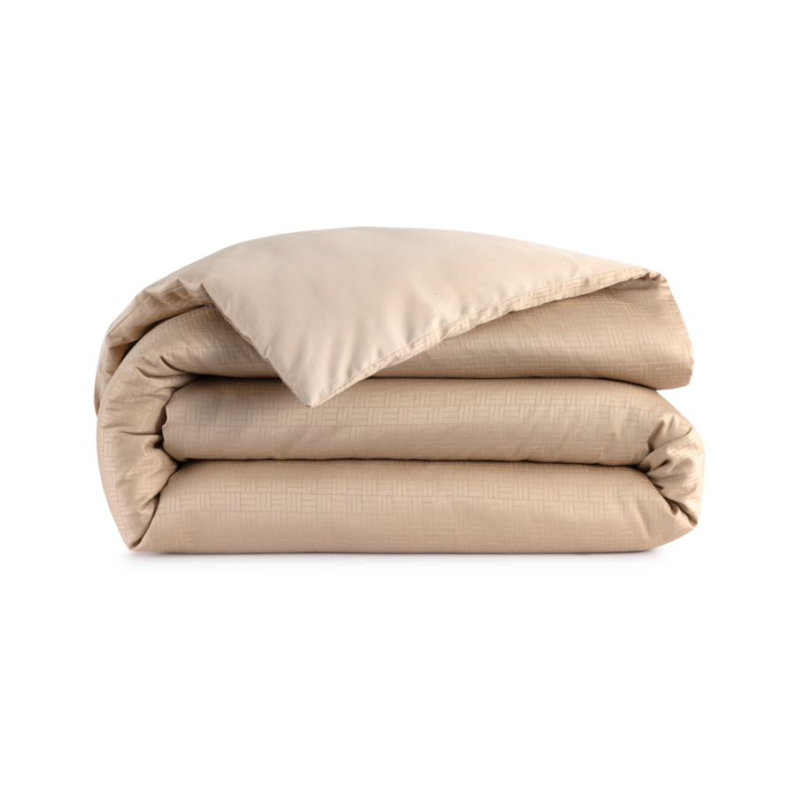 Une housse de couette beige pliée, à la texture quadrillée discrète, présentée sur un fond blanc uni.