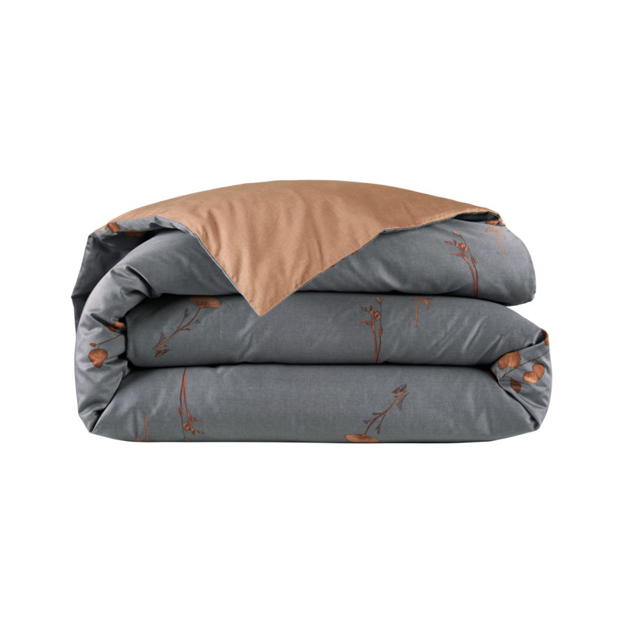 Une couette grise et marron sont empilées l'une sur l'autre