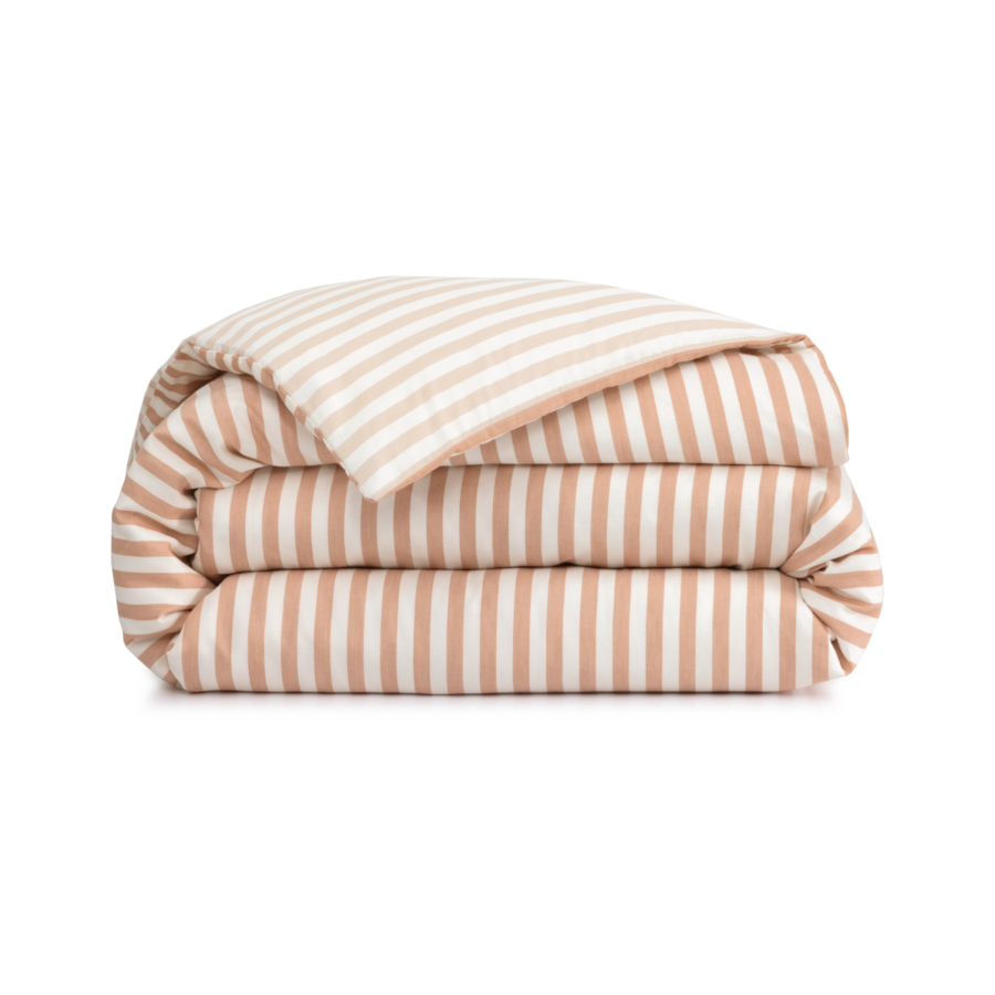 Couverture à rayures pliée, beige et blanche.