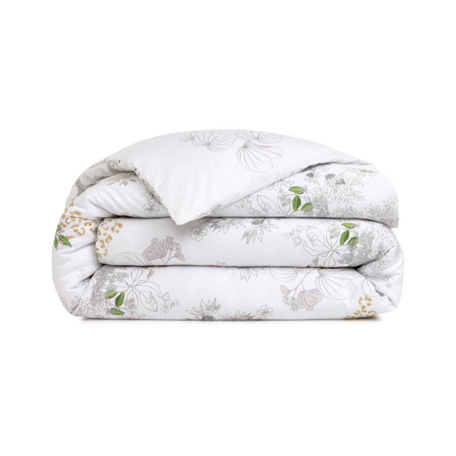 Une housse de couette blanche pliée, ornée de délicats croquis floraux gris et de feuilles vertes éparses.
