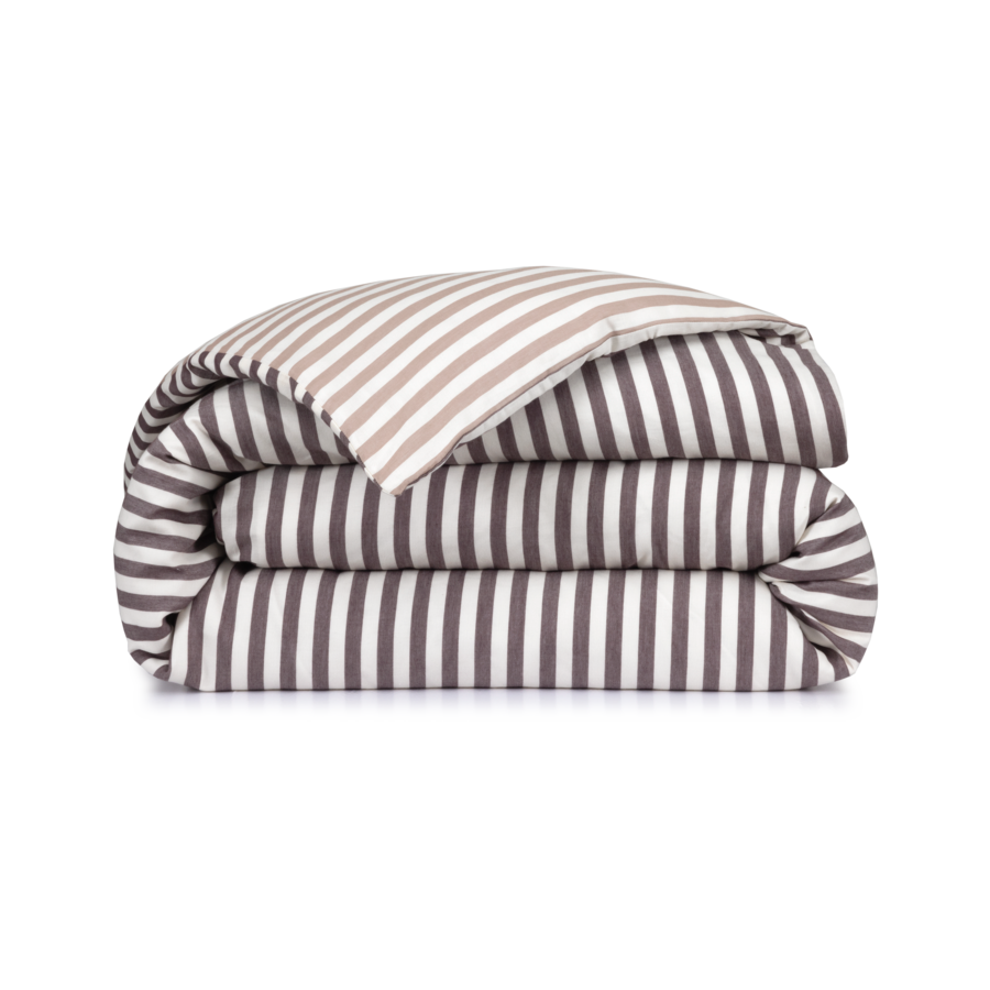 Couette pliée à rayures blanches et brunes.