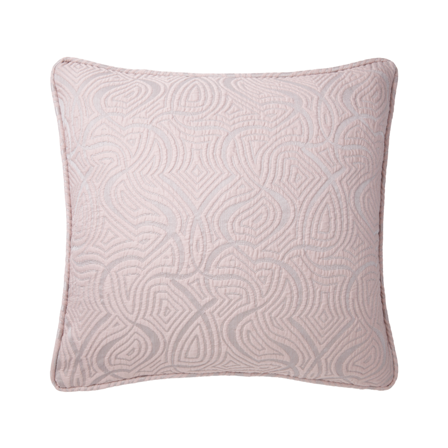 Coussin carré rose pâle à motif tourbillonnant texturé.