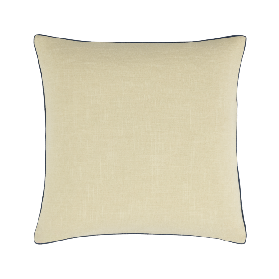 Coussin carré blanc cassé avec passepoil bleu.