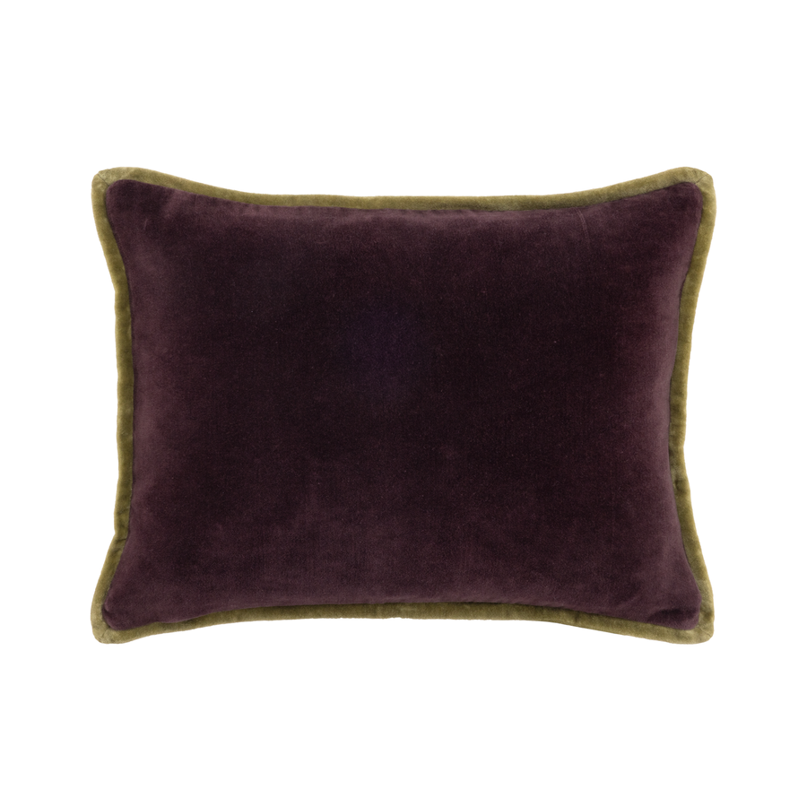 Oreiller moelleux violet avec bordure vert olive.