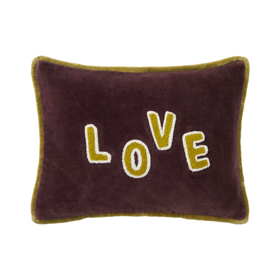 Coussin violet moelleux avec bordure dorée et inscription « LOVE » brodée en lettres jaunes.