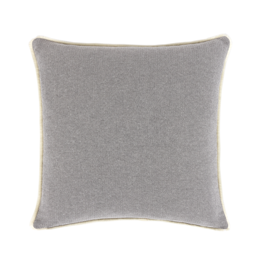 Coussin carré gris avec une bordure crème sur fond blanc.