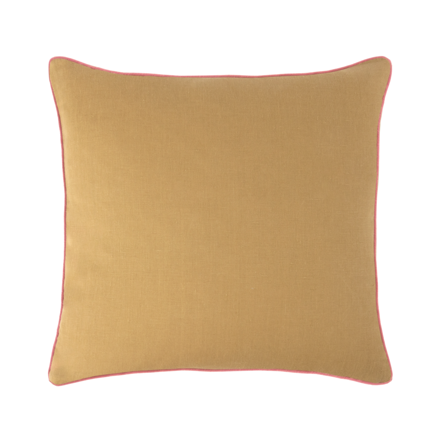 Coussin carré couleur moutarde avec bordure rose, probablement destiné à la décoration intérieure.