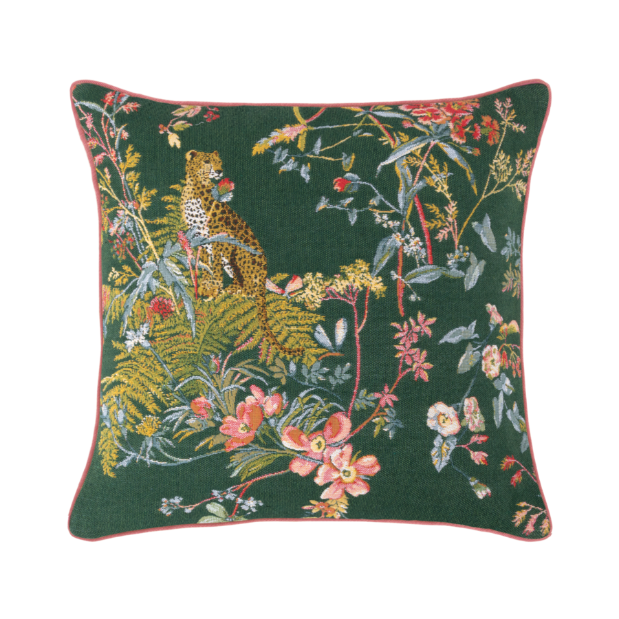 Coussin décoratif vert à motif léopard entouré de motifs floraux.