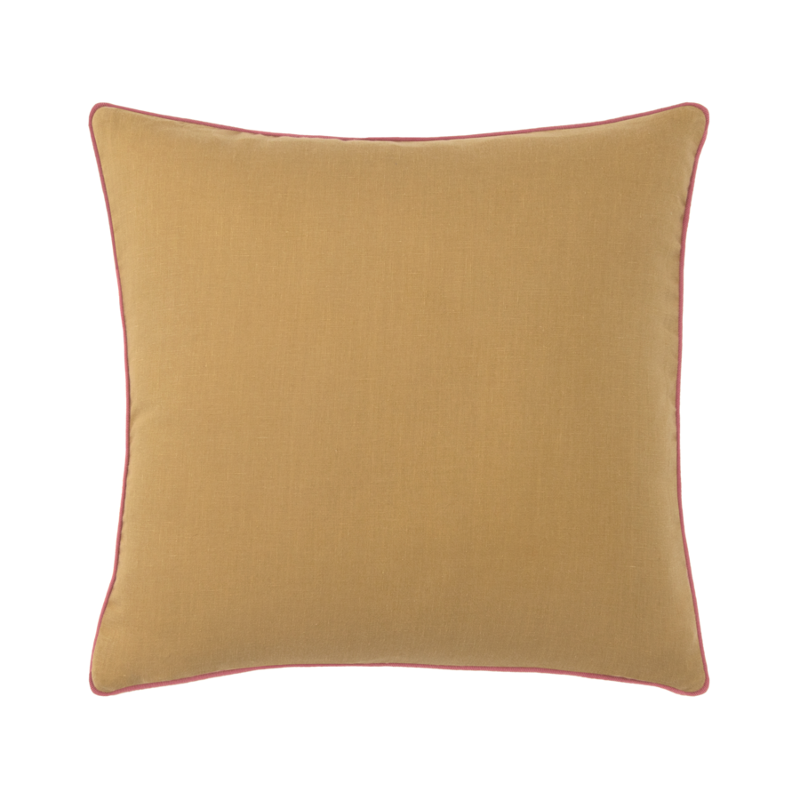 Coussin carré jaune à bordure rose.