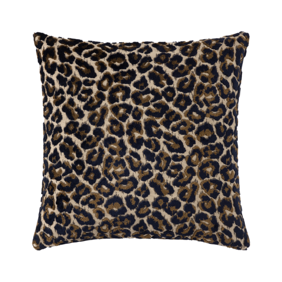 Coussin carré à imprimé léopard noir, marron et beige.