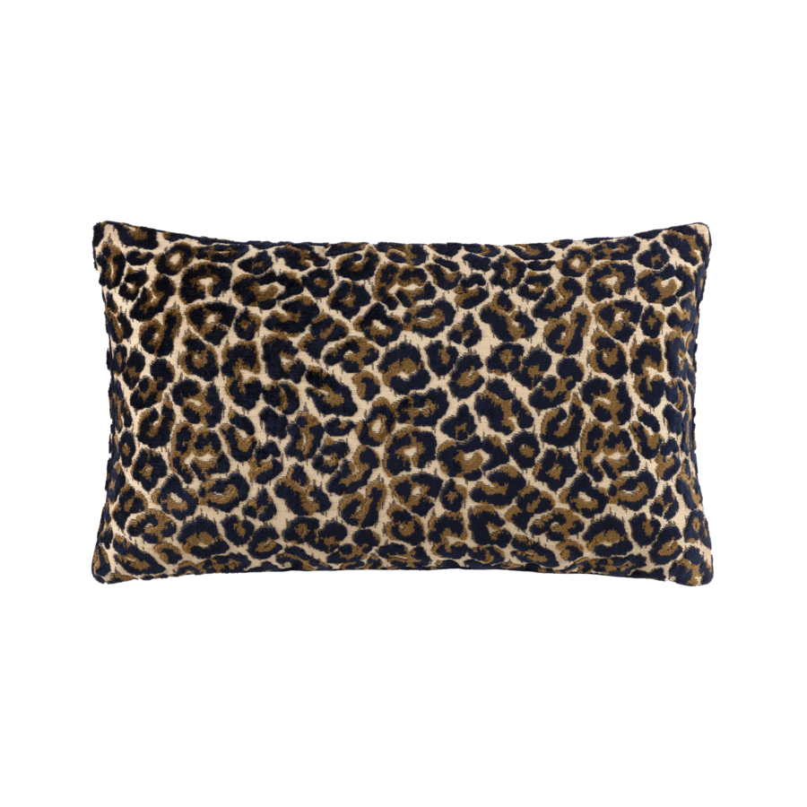 Coussin rectangulaire à imprimé léopard, taches brunes et noires sur fond foncé.