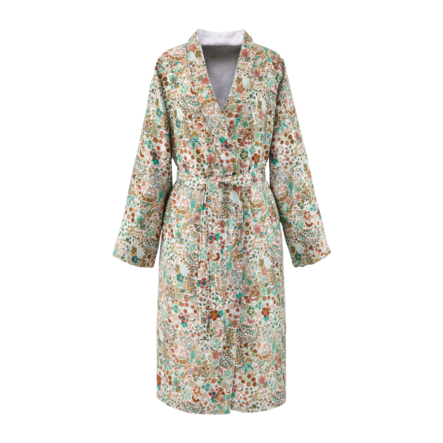 Une robe avec un motif floral dessus est sur un fond blanc.