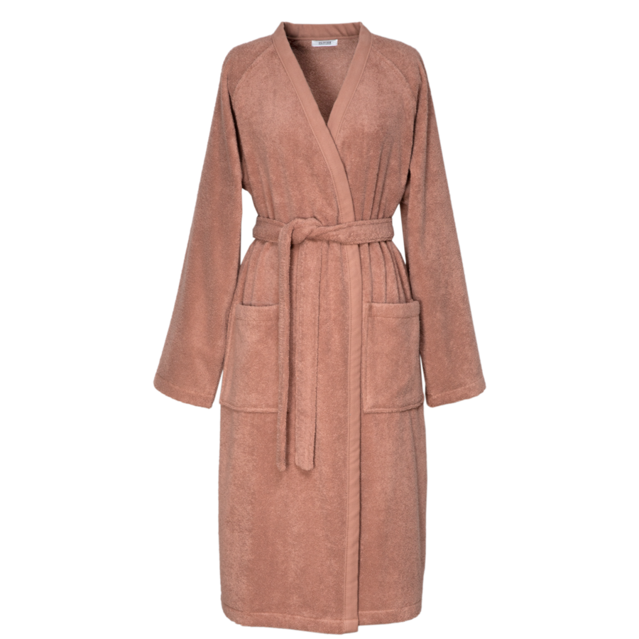 Une robe marron à manches longues et poches sur fond blanc