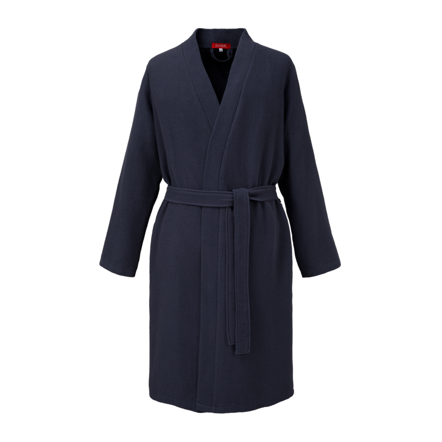 Une robe bleue à manches longues et un col rouge