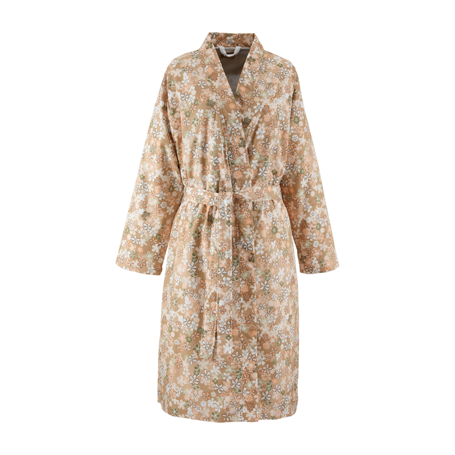 Un peignoir beige orné d'un motif floral blanc et marron clair, avec une ceinture à nouer, présenté sur un fond uni.