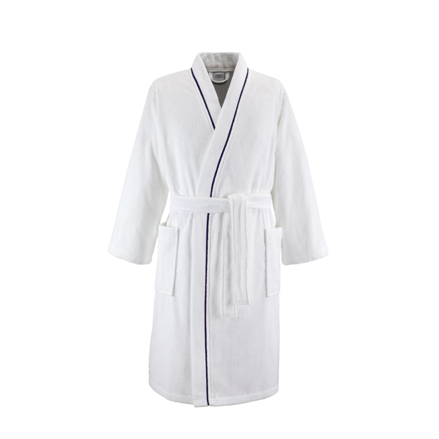 Un peignoir blanc en peluche à manches longues, avec une ceinture à nouer, deux poches avant et un fin liseré bleu marine sur le revers.