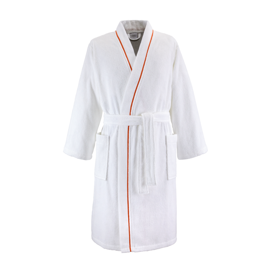 Un peignoir blanc en peluche à manches longues, orné d'un passepoil orange le long du col et du devant, et ceinturé d'une ceinture assortie.