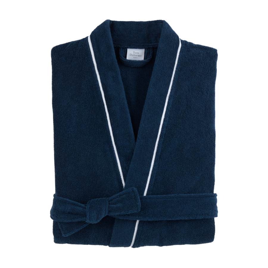 Un peignoir bleu marine foncé plié, orné d'une bordure blanche le long des revers et d'une ceinture nouée à la taille.