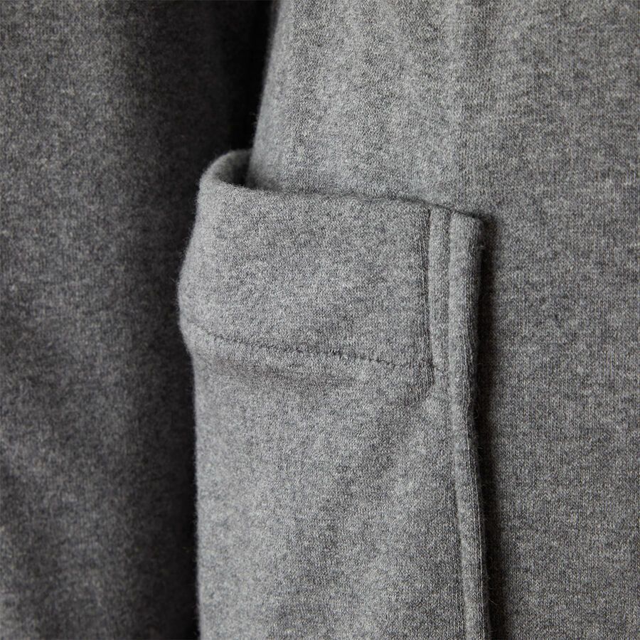 Un gros plan d'un manteau gris avec une poche sur la manche.