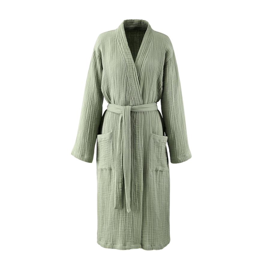 Un peignoir en coton texturé vert sauge, à manches longues, avec une ceinture assortie et deux poches avant.